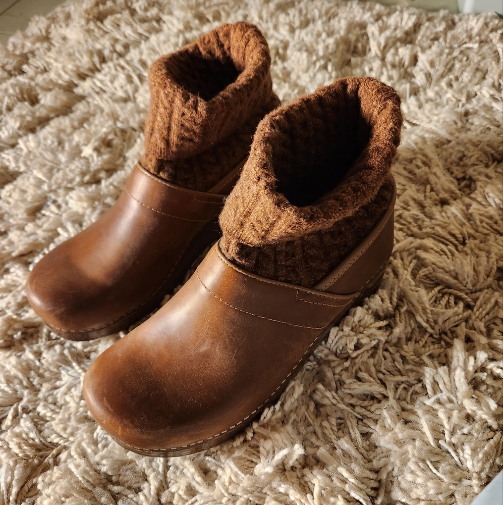 Dansko Women's Size 40 Size 8.5 Vlogs with Sweater Detail